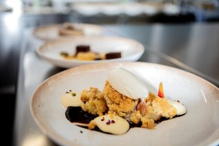 Ein ansprechend angerichtetes Dessert im Hotel Kühberg in Oberstdorf.