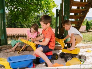 Die kleinen Gäste des Hotels Mondi Resort in Oberstaufen speilen im Sandkasten auf dem Spielplatz.
