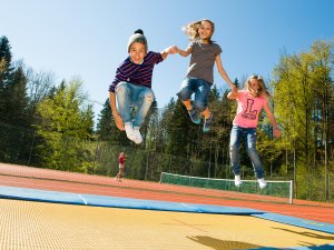 Kinder springen auf dem Trampolin im Mondi Resort in Oberstaufen.
