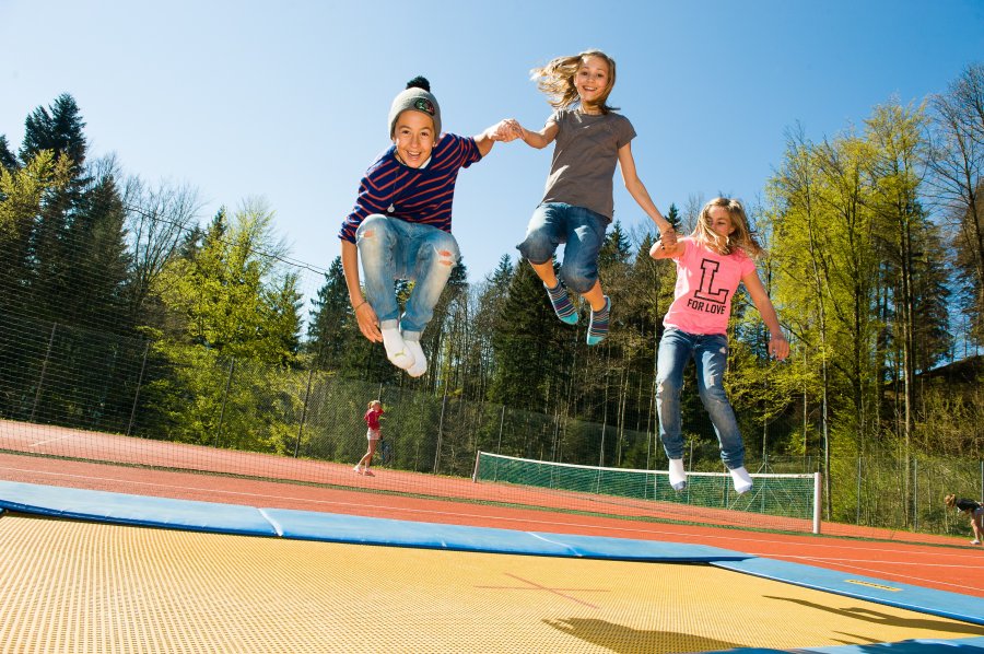 Kinder springen auf dem Trampolin im Mondi Resort in Oberstaufen.