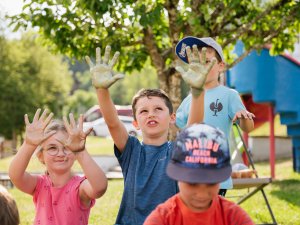 Kinder auf dem Spielplatz im Mondi Resort Oberstaufen.