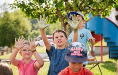 Kinder auf dem Spielplatz im Mondi Resort Oberstaufen.