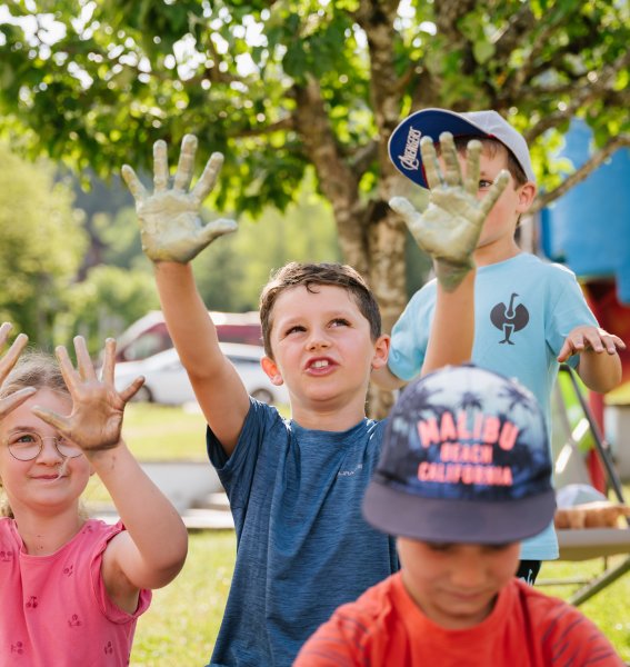 Kinder auf dem Spielplatz im Mondi Resort Oberstaufen.
