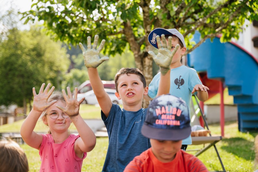 Kinder auf dem Spielplatz im Mondi Resort Oberstaufen.