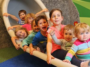 Kinder auf einer Rutsche im Spielzimmer des Mondi Resorts in Oberstaufen.
