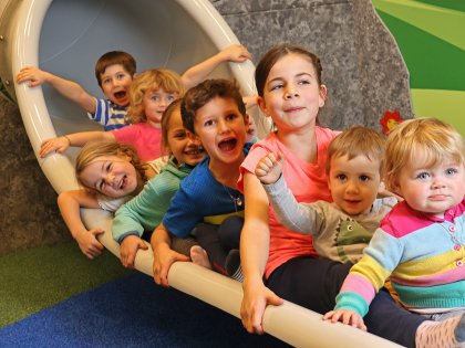 Kinder auf einer Rutsche im Spielzimmer des Mondi Resorts in Oberstaufen.