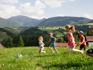 Kinder beim Fußballspielen im Mondi Resort Oberstaufen.