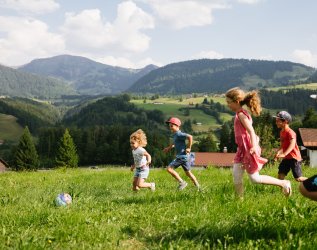 Kinder beim Fußballspielen im Mondi Resort Oberstaufen.