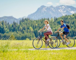 Gäste auf einer entspannten Radtour in der Nähe des Landhotel Gockelwirt in Eisenberg.