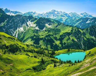 Blick auf den wunderschönen Seealpsee inmitten der Berge in der Nähe des Allgäuhotels Tanneck in Fischen.