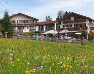 Außenansicht des Landhotel Alphorn in