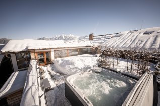 Blick auf den Whirlpool im Winter in der Alpe Dornach in Oberstdorf.