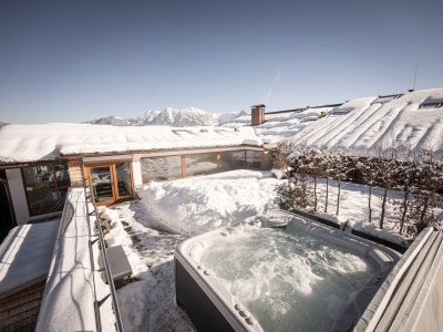 Blick auf den Whirlpool im Winter in der Alpe Dornach in Oberstdorf.