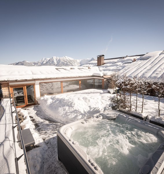 Blick auf den Whirlpool im Winter in der Alpe Dornach in Oberstdorf.
