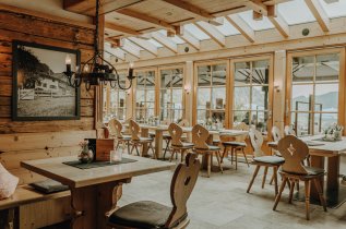 Einblick in die Stube des Restaurants in der Alpe Dornach in Oberstdorf.