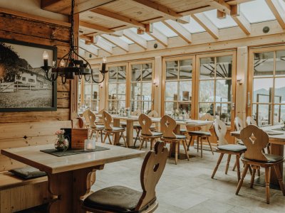 Einblick in die Stube des Restaurants in der Alpe Dornach in Oberstdorf.