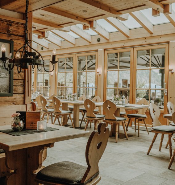 Einblick in die Stube des Restaurants in der Alpe Dornach in Oberstdorf.