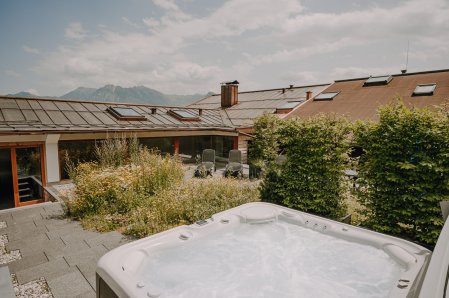 Blick auf den Whirlpool im Sommer in der Alpe Dornach in Oberstdorf.