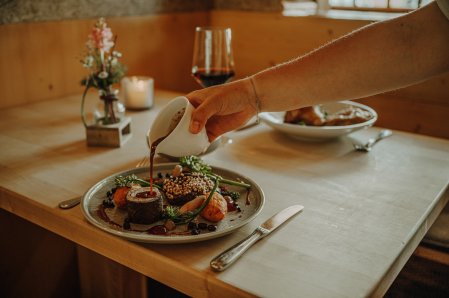 Eine ansprechend angerichtete Speise im Restaurant der Alpe Dornach in Oberstdorf.