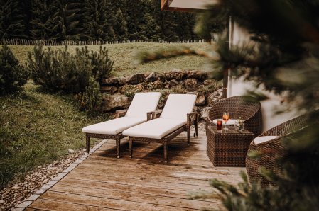 Blick auf zwei Liegestühle auf der Terrasse in der Alpe Dornach in Oberstdorf.