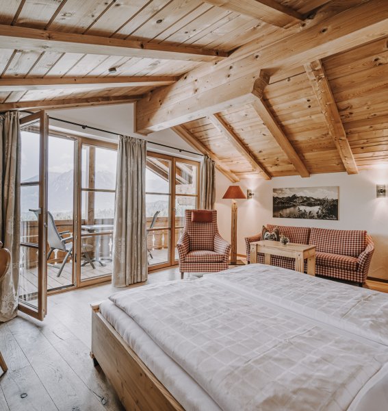 Einblick in ein Zimmer in der Alpe Dornach in Oberstdorf.