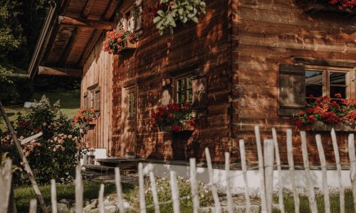 Außenansicht der Alpe Dornach in Oberstdorf im Sommer.