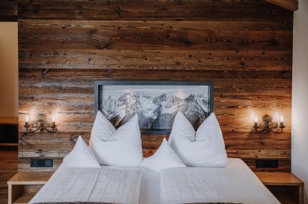 Einblick in ein gemütliches Zimmer der Alpe Dornach in Oberstdorf.
