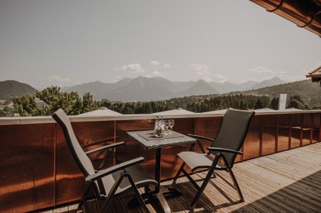 Blick vom Balkon eines Zimmers der Alpe Dornach auf die Berglandschaft.