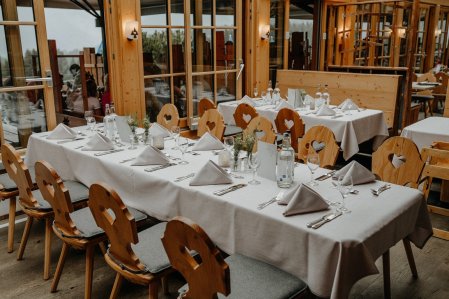 Blick auf eine festlich gedeckte Tafel im Restaurant der Alpe Dornach in Oberstdorf.