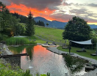 Der Teich bei Sonnenuntergang im Allgäuhotel Tanneck in Fischen.