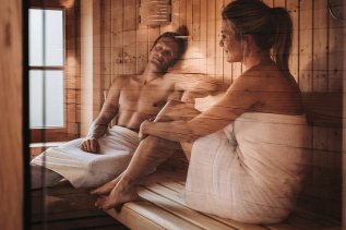 Ein Paar in der Sauna der Alpzitt Chaltes im Dorf in Burgberg.