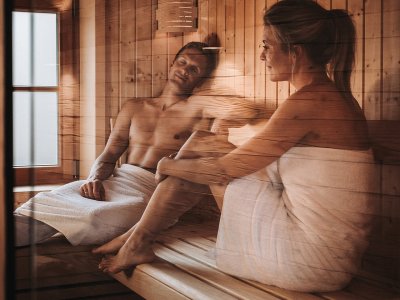Ein Paar in der Sauna der Alpzitt Chaltes im Dorf in Burgberg.