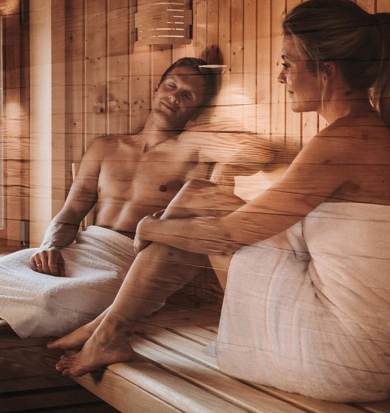 Ein Paar in der Sauna der Alpzitt Chaltes im Dorf in Burgberg.