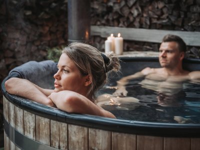 Ein Paar im Pool in den Alpzitt Chalets im Dorf in Burgberg.
