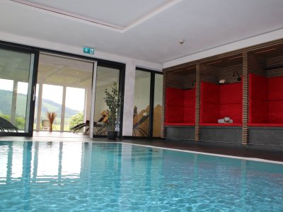 Blick auf den Innenpool im Sontheim's Naturhotel & Spa in Maierhöfen.