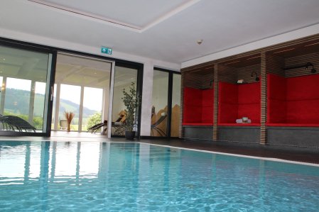 Blick auf den Innenpool im Sontheim's Naturhotel & Spa in Maierhöfen.