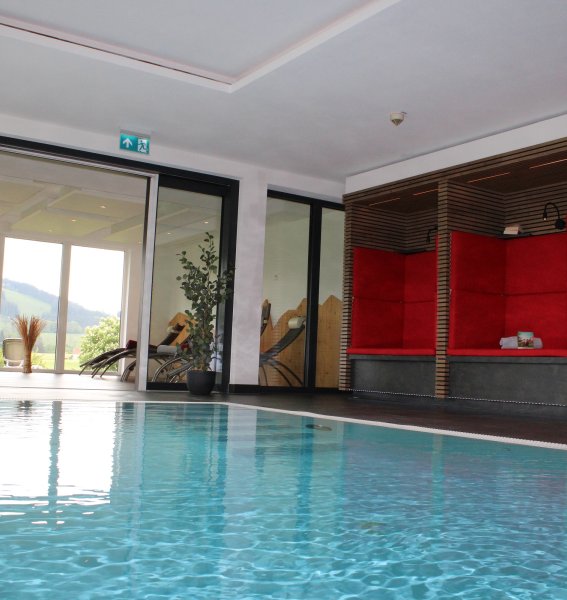 Blick auf den Innenpool im Sontheim's Naturhotel & Spa in Maierhöfen.