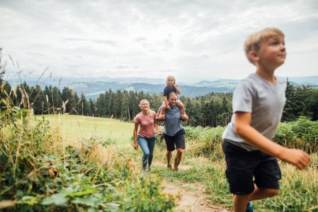 Eine Familie beim Wandern in der Nähe des Sontheim's Naturhotel & Spa in Maierhöfen.