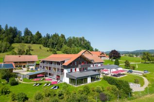 Blick auf das Sontheim's Naturhotel & Spa in Maierhöfen.