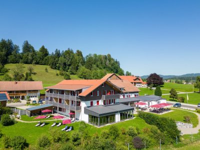 Blick auf das Sontheim's Naturhotel & Spa in Maierhöfen.