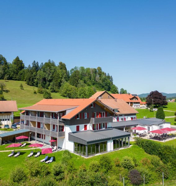 Blick auf das Sontheim's Naturhotel & Spa in Maierhöfen.