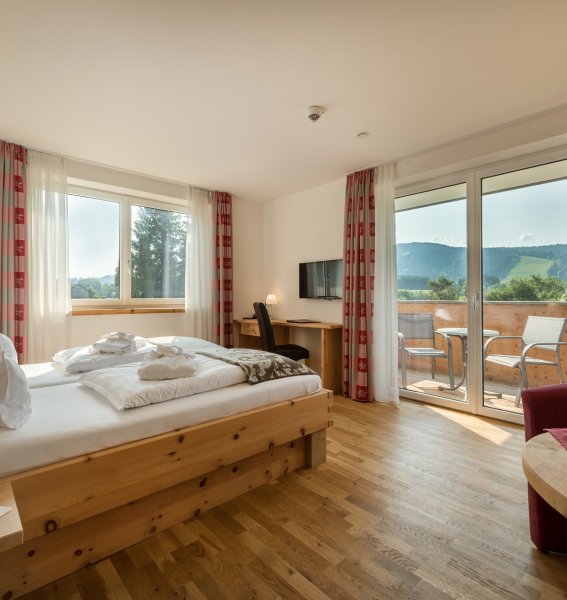 Einblick in ein Zimmer im Sontheim's Naturhotel & Spa in Maierhöfen.