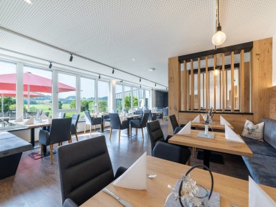 Einblick in das Restaurant im Sontheim's Naturhotel & Spa in Maierhöfen.