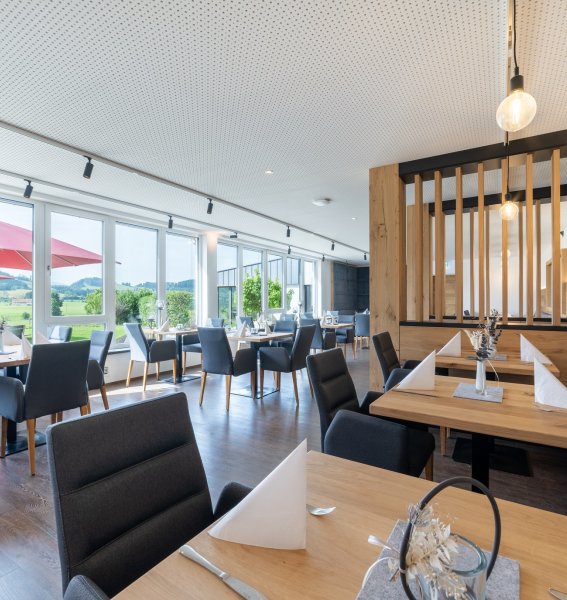 Einblick in das Restaurant im Sontheim's Naturhotel & Spa in Maierhöfen.