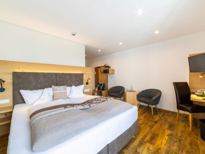 Einblick in ein Zimmer in Sontheim's Naturhotel & Spa in Maierhöfen.