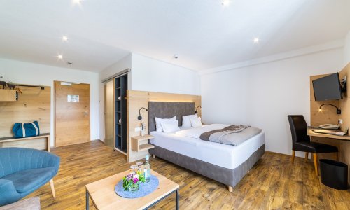 Einblick in ein Zimmer in Sontheim's Naturhotel & Spa in Maierhöfen.