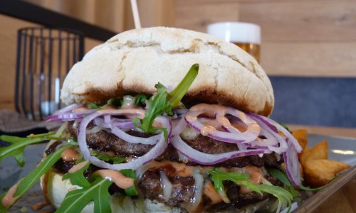 Ein leckerer Burger im Restuaurant des Sontheim's Naturhotel & Spa in Maierhöfen.