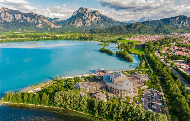 Der Forgensee und das Festspielhaus in Füssen in der Nähe des Hotels Bannwaldsee.