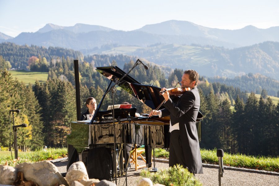 Eine Pianistin und ein Geiger am Schwalbennest in Haubers Naturresort in Oberstaufen.