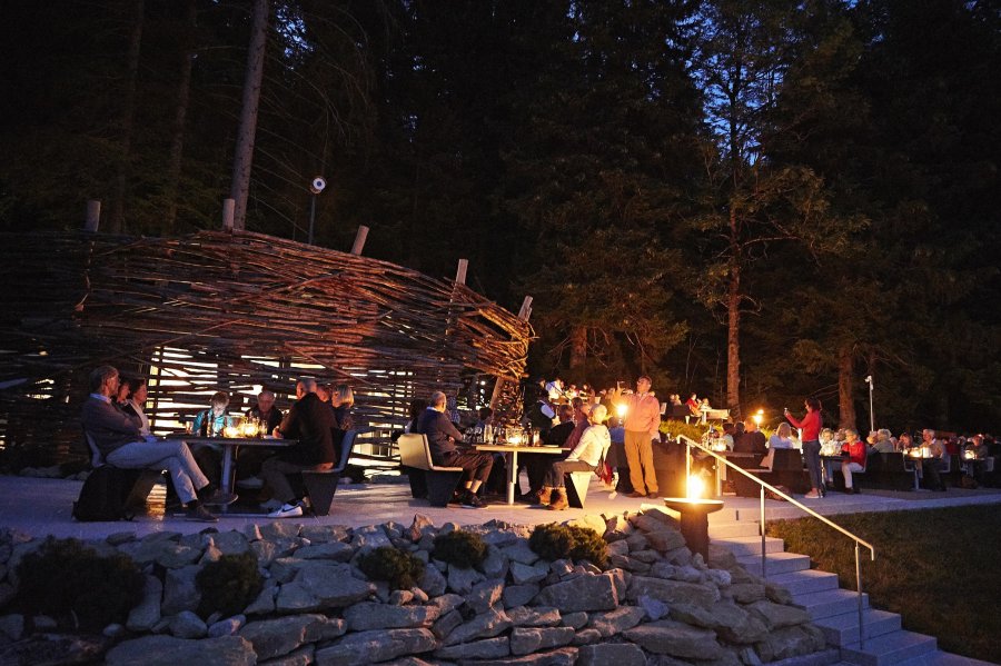 Gäste genießen das Essen am Abend in Haubers Schwalbennest in Oberstaufen.